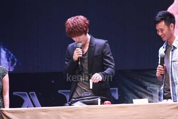 Jaejoong ngượng ngùng đút kimbap cho fan 41