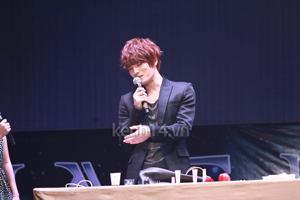 Jaejoong ngượng ngùng đút kimbap cho fan 44