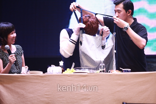Jaejoong ngượng ngùng đút kimbap cho fan 54