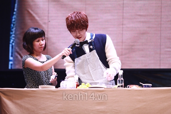 Jaejoong ngượng ngùng đút kimbap cho fan 58