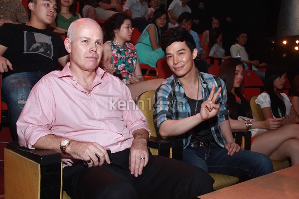 Th&iacute; sinh The Voice tặng hoa 20-11 cho 4 HLV 20