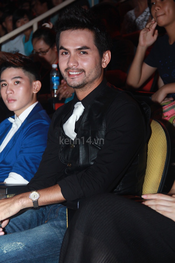 Th&iacute; sinh The Voice tặng hoa 20-11 cho 4 HLV 21