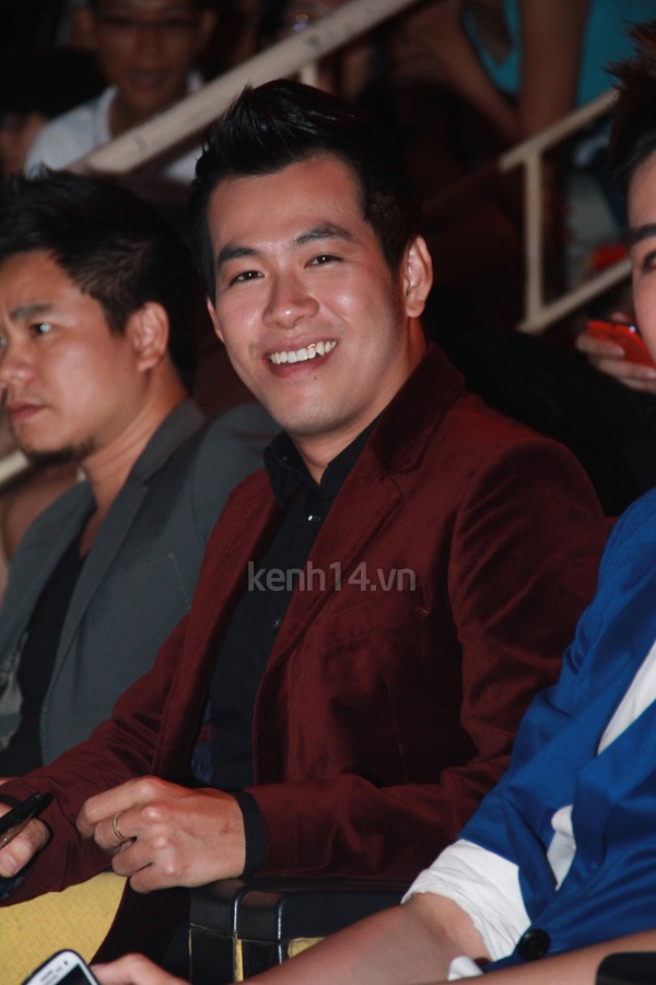 Th&iacute; sinh The Voice tặng hoa 20-11 cho 4 HLV 22