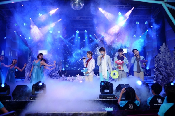 V.Music cháy hết mình trong mini show Giáng sinh 12