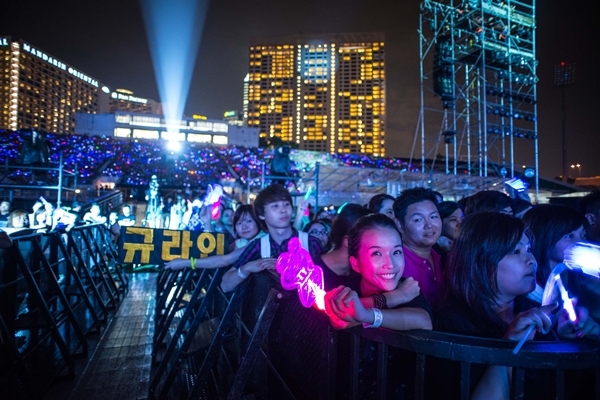 Độc quyền: 24.000 người đội mưa lớn xem SMTOWN concert 21