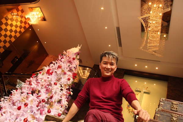 Mr.Đ&agrave;m mở cổng biệt thự cho kh&aacute;n giả v&agrave;o chụp ảnh Noel 21