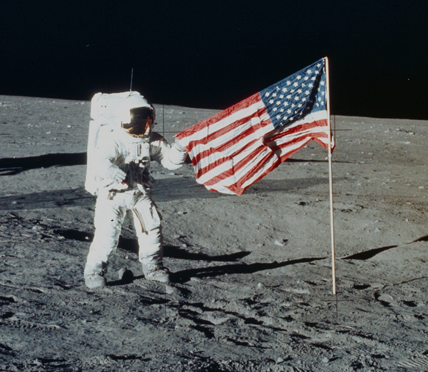 Vào năm 1969, Trái đất đã chứng kiến một trong những kỳ tích của nhân loại, đó là sự xuất hiện đầu tiên của con người trên Mặt trăng. Hình ảnh những lá cờ của nhiều quốc gia được đặt trên Mặt trăng là một phần quan trọng trong lịch sử của loài người. Hãy cùng nhìn lại những khoảnh khắc ấn tượng đó trong ảnh liên quan!