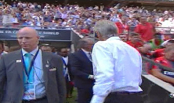 2B0B481E00000578-0-Mourinho_had_gone_straight_down_the_tunnel_at_the_final_whistle_-m-20_1438532893648-dbe5e