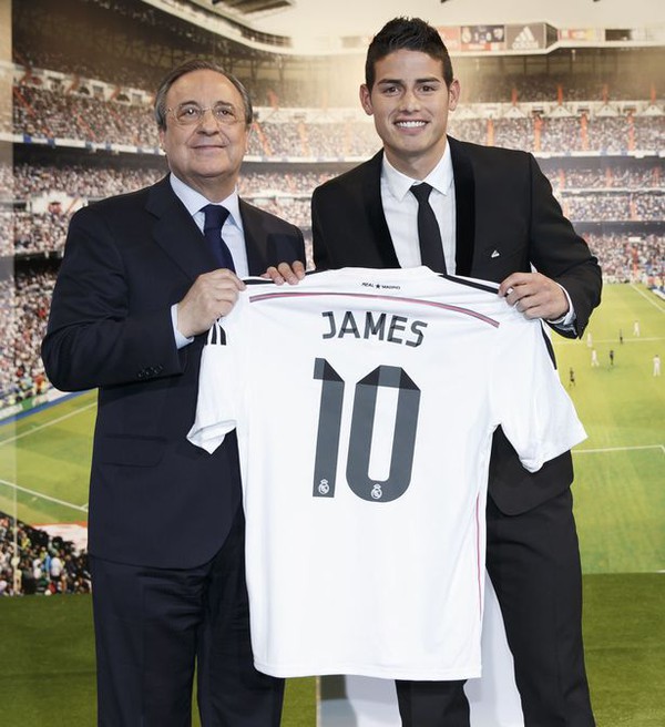 Florentino-Perez-pose-with-James-Rodriguez-363c1