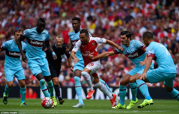 2B39E8F700000578-3191132-Arsenal_midfielder_Santi_Cazorla_finds_himself_surrounded_by_Wes-a-73_1439126225684-312c5