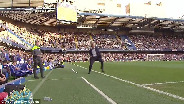 2B3E6C1600000578-3193920-The_Chelsea_boss_leaps_into_a_furious_rage_which_brings_him_on_t-a-65_1439307983544-e13c2