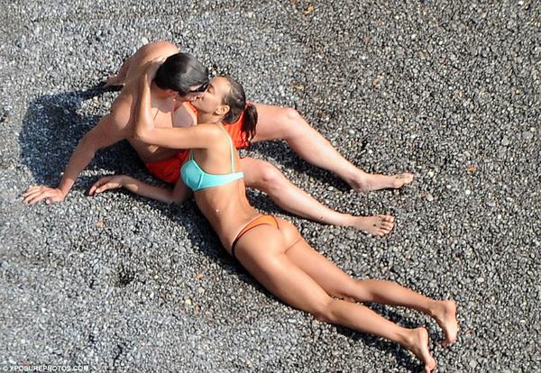 2B473EE400000578-3193993-Scorching_Irina_Shayk_and_Bradley_Cooper_were_seen_in_a_steamy_c-a-136_1439319525429-63cad
