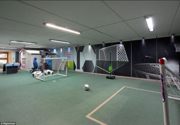 2B77309200000578-3202215-Neville_s_luxury_home_features_an_indoor_football_pitch_and_air_-a-9_1439914854776-05d92