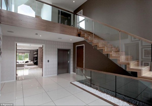 2B77309A00000578-3202215-Whoever_buys_Neville_s_house_will_have_to_front_up_2_630_34_a_ye-a-8_1439914854763-05d92