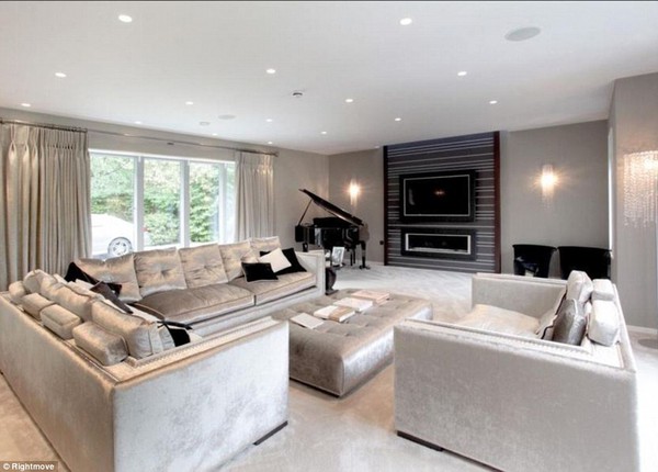 2B77309E00000578-3202215-The_home_in_Cheshire_features_six_bedrooms_six_bathrooms_a_steam-a-7_1439914854727-05d92