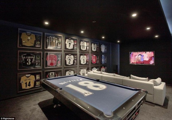 2B7730BE00000578-3202215-Neville_s_pool_table_has_a_specially_designed_felt_to_resemble_h-a-4_1439914854611-05d92