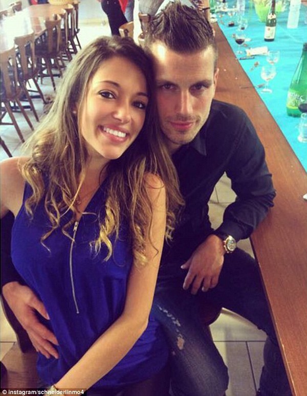 2B8C06DD00000578-3205826-Millionaire_Manchester_United_ace_Morgan_Schneiderlin_s_girlfrie-a-3_1440150531821-dfcda