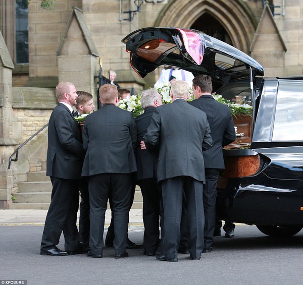 2BB53DEE00000578-3212936-Among_floral_tributes_was_one_in_the_shape_of_a_football_from_Bu-a-55_1440684567647-837ea
