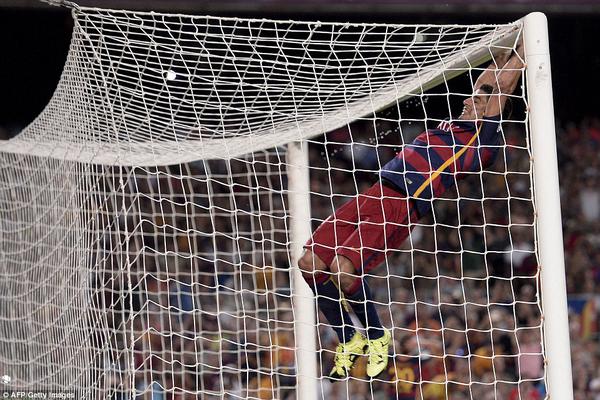 2BC8B65A00000578-3215558-Suarez_reacts_by_swinging_on_the_crossbar_after_a_chance_goes_be-a-90_1440880558501-abcf6