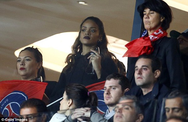 2D18479E00000578-0-Singer_Rihanna_attends_the_Ligue_1_clash_between_PSG_and_Marseil-a-11_1444065290947-fb357