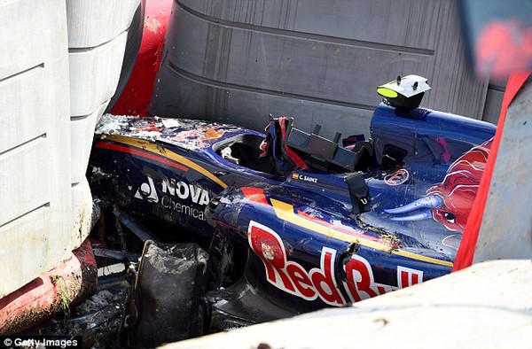 2D4496D200000578-3267441-Sainz_s_car_suffered_plenty_of_damage_during_the_crash_but_the_d-a-71_1444473641499-f2fac
