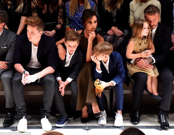 27A8B39C00000578-3277596-Fashionable_family_The_Beckhams_are_pictured_with_their_children-m-157_1445129687401-84ab6