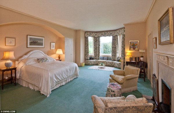 2D84410900000578-3277596-Sleeping_quarters_The_couple_are_set_to_buy_the_home_in_Gloucest-a-153_1445129218923-84ab6