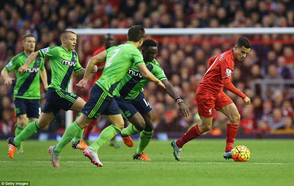 2DC538AB00000578-3288802-Coutinho_looks_to_weave_his_magic_in_the_Liverpool_midfield_as_t-a-50_1445794961691-e14ff