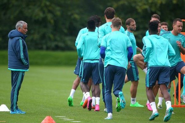 Jose-Mourinho-keeps-an-eye-on-a-Chelsea-training-session-4aa1c