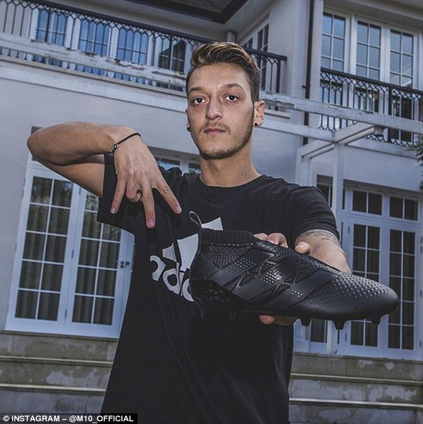 2E09E18800000578-0-Mesut_Ozil_poses_with_adidas_new_range_of_laceless_football_boot-m-5_1446467295543-c0108