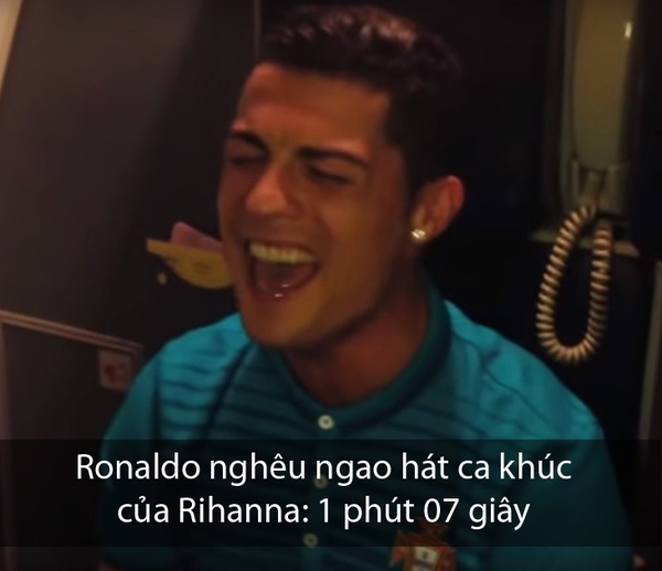 Cristiano-Ronaldo-sings-Rihanna-3875b