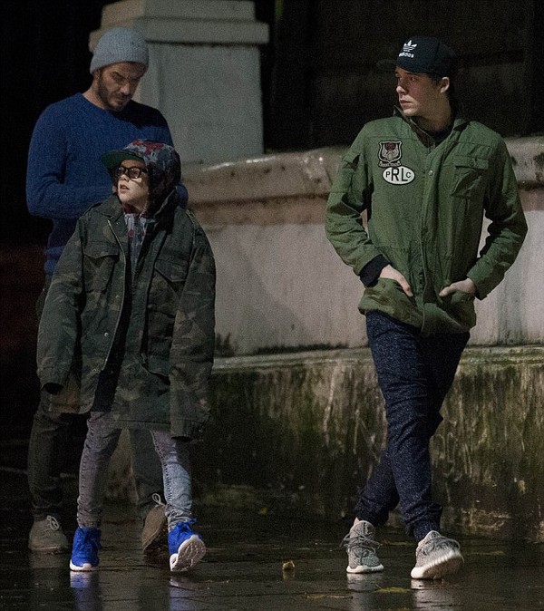 2EDEE18C00000578-3337301-Boys_night_out_David_Beckham_treated_two_of_his_sons_Brooklyn_16-a-1_1448712792312-66f1d