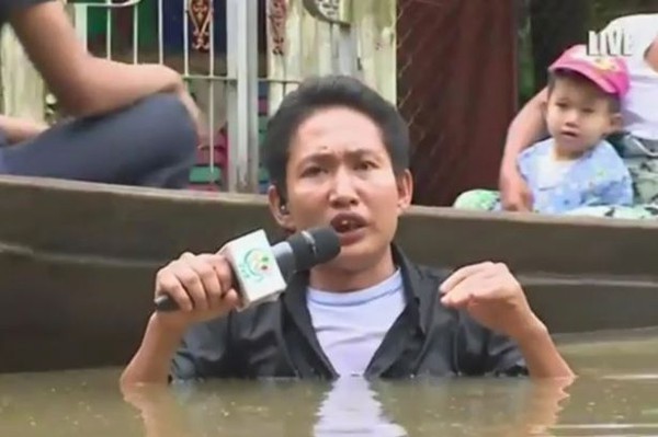 Myanmar-journalist-braves-flood-waters-up-to-neck (1)-cc1b1