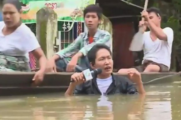 Myanmar-journalist-braves-flood-waters-up-to-neck-cc1b1