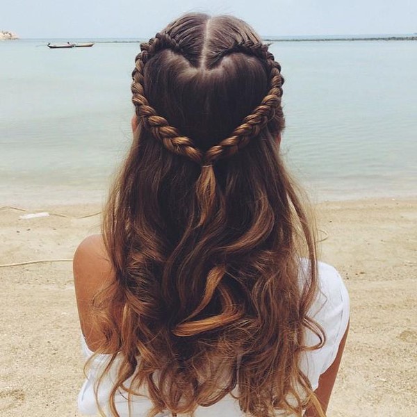 Buộc tóc trái tim là kiểu tóc đáng yêu, tươi trẻ và thích hợp với mọi cô gái. Hình ảnh liên quan sẽ khiến bạn phải bất ngờ bởi sự kết hợp tinh tế và độc đáo của nó.