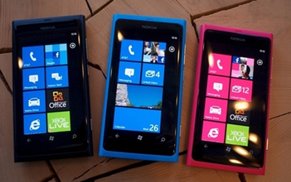 Nokia đã ra mắt điện thoại cảm ứng đời đầu vào thời điểm nào?
