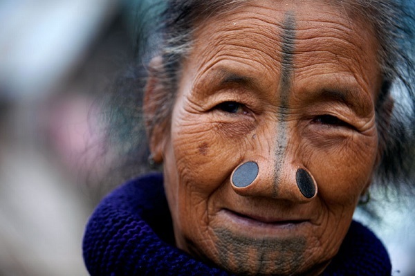 Vẻ đẹp phụ nữ bộ tộc "mũi quỷ" Ấn Độ 7