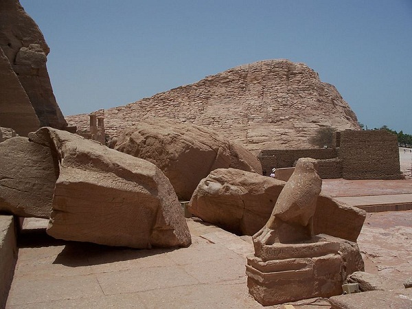 Thăm đền thờ đ&aacute; của Pharaoh vĩ đại nhất Ai Cập 4