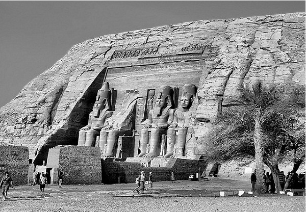 Thăm đền thờ đ&aacute; của Pharaoh vĩ đại nhất Ai Cập 11