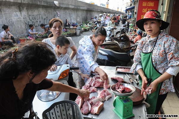 Độc đáo "ăn uống với... xe máy" ở Việt Nam 7