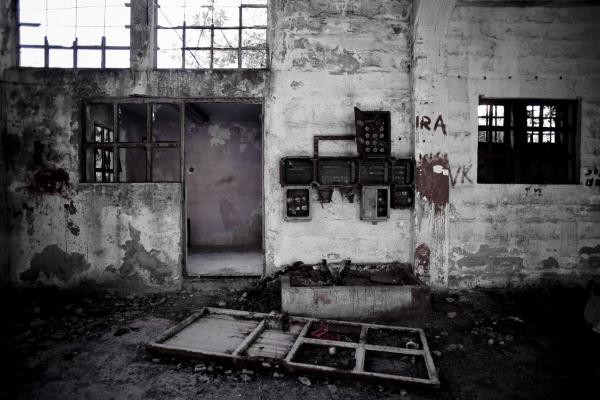 Xem tàn tích rùng mình ở các nhà tù bỏ hoang 16