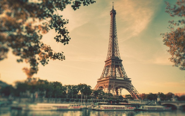 Xem th&aacute;p Eiffel, miền T&acirc;y hoang d&atilde;... "made in China" 1