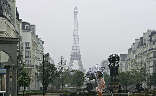 Xem th&aacute;p Eiffel, miền T&acirc;y hoang d&atilde;... "made in China" 2