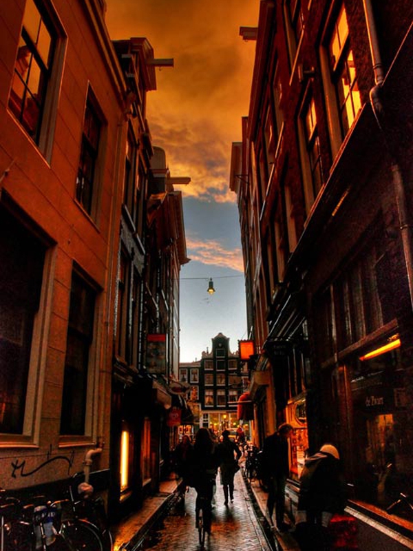 amsterdam_alley-5b84f.jpg