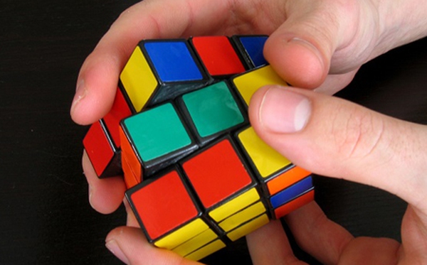 Câu chuyện về khối Rubik tàn phế
