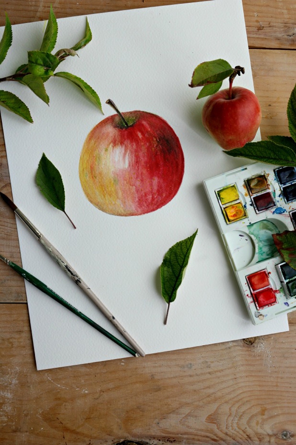 Hãy chiêm ngưỡng bức tranh tuyệt đẹp với họa tiết quả táo màu nước, từng nét vẽ tinh tế, màu sắc tươi sáng đã tạo nên một tác phẩm nghệ thuật tuyệt đẹp. Quả táo như càng hiện hữu với vẻ đẹp tươi mới, trong lành như mùa thu sang trang.