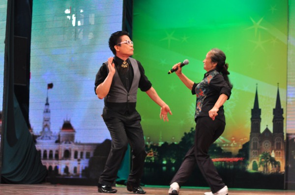 Rộ nghi án "bà già nhảy Gangnam Style" do dàn dựng 1