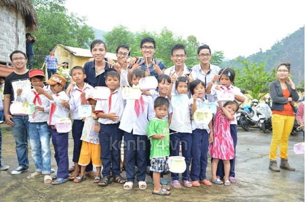 theo-chan-sv-dua-trung-thu-ve-voi-ban-ngheo