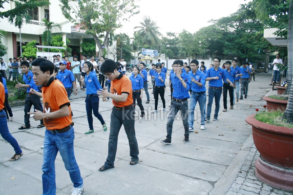 SV B&aacute;ch Khoa nhảy flashmob v&agrave; mừng ng&agrave;y 20/10 1