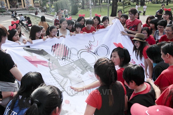 Teen Sài Gòn mặc áo dài nhảy flashmob đón Jae Joong 1